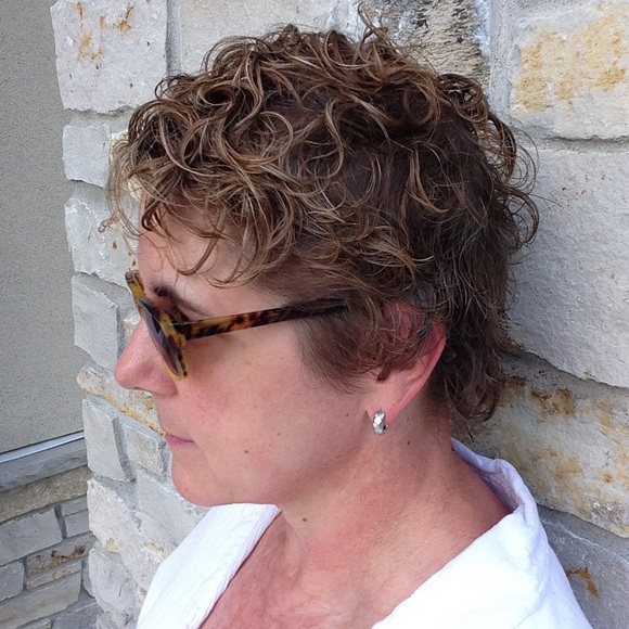 Meet your Posher, Theresa - Picture 1 of 2